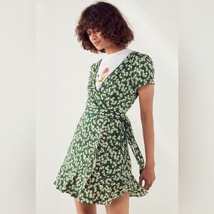 Urban outfitters kimchi blue Rita green floral wrap mini dress size small flower